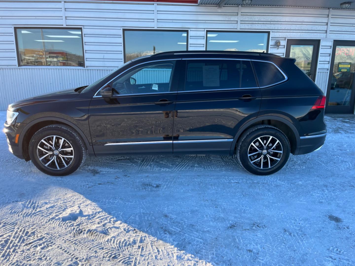 2021 Black /black leather Volkswagen Tiguan SE 4Motion AWD (3VV2B7AX1MM) with an 2.0L L4 DOHC 16V TURBO engine, 8A transmission, located at 1960 Industrial Drive, Wasilla, 99654, (907) 274-2277, 61.573475, -149.400146 - Photo#2